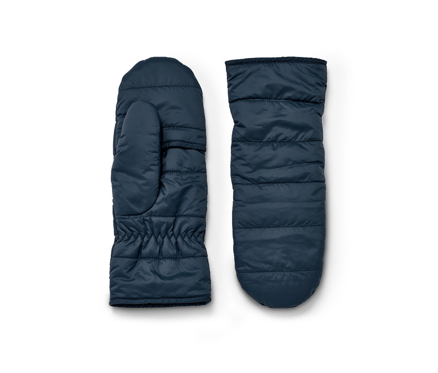 Két sötétkék, steppelt női lehajtható kesztyű egymás mellett fekszik fehér háttéren.