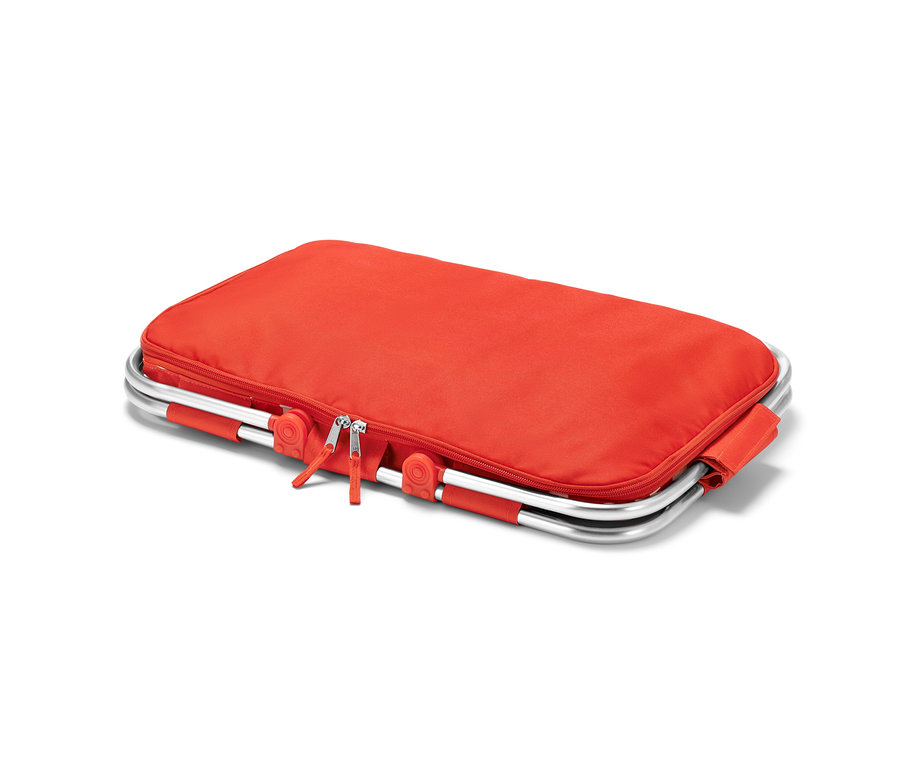 Egy piros hűtőkosár ezüst színű vázzal, fehér háttérrel.