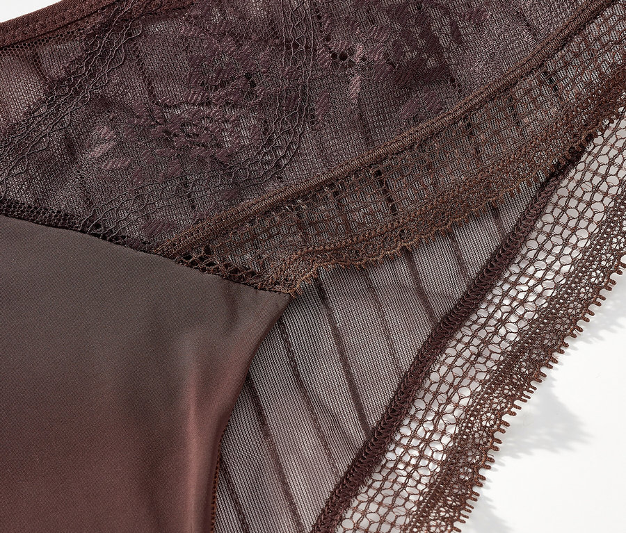 Egy barna bugyi részlete csipkével és áttetsző anyaggal.