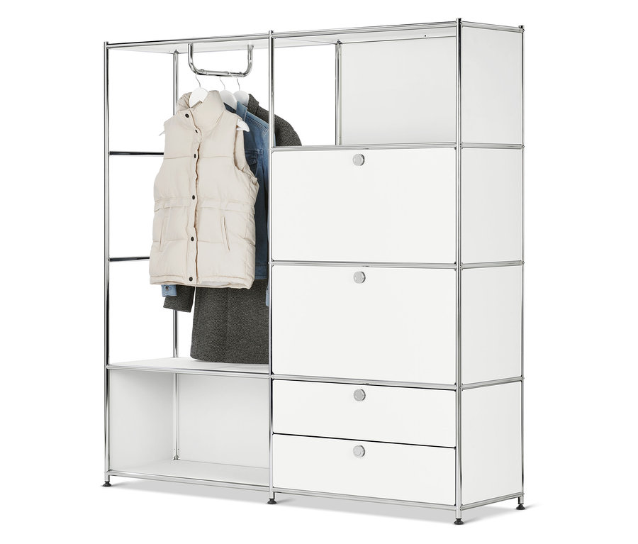 Ruhák lógnak egy fehér, moduláris tárolórendszerben.