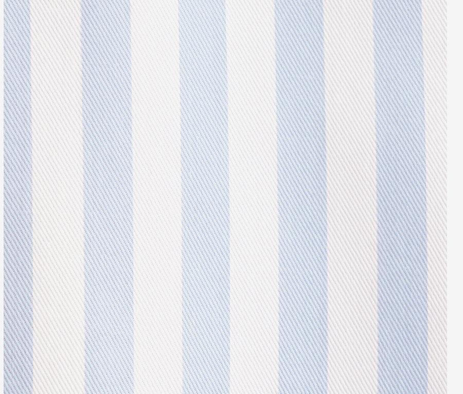 A Seidensticker túlméretes női ingblúz kék és fehér csíkjai.