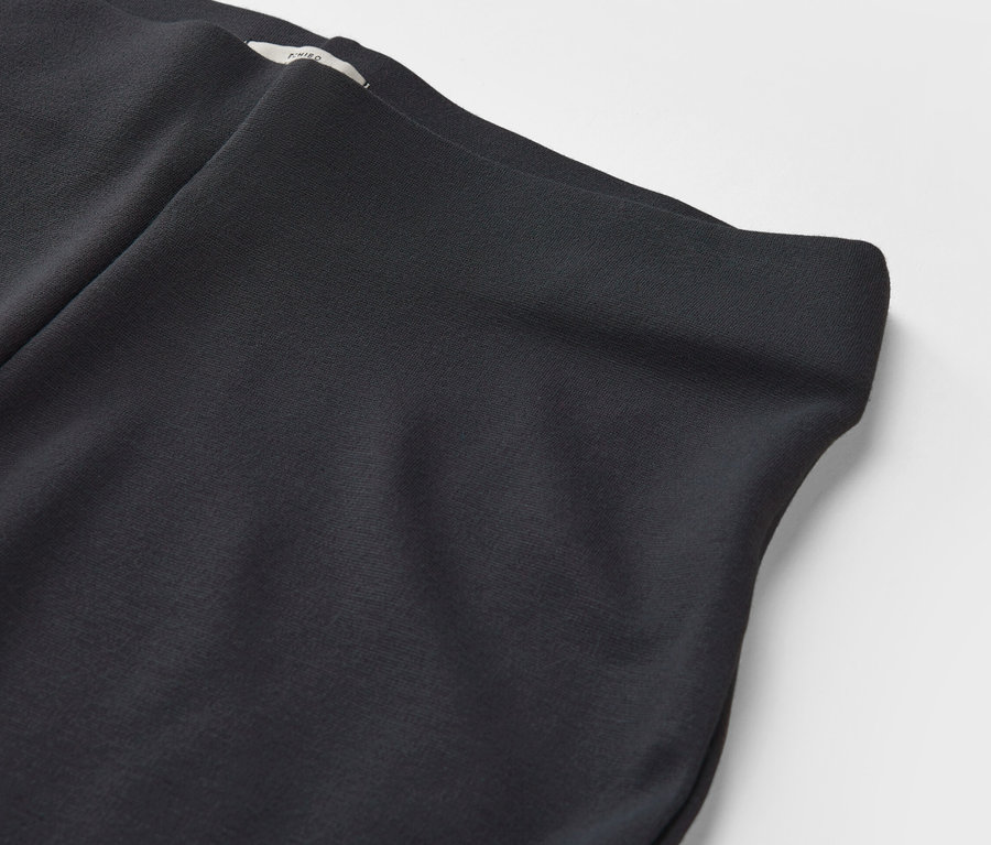 Egy sötétkék női bőszárú leggings részletfotója.