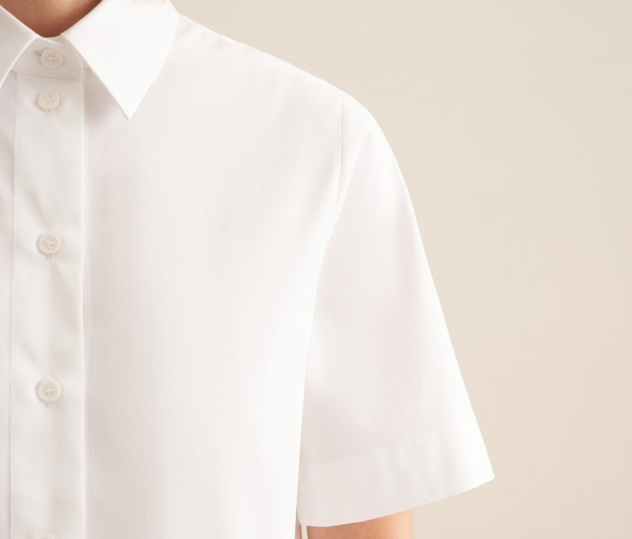 Egy fehér Seidensticker rövid ujjú blúz részlete.