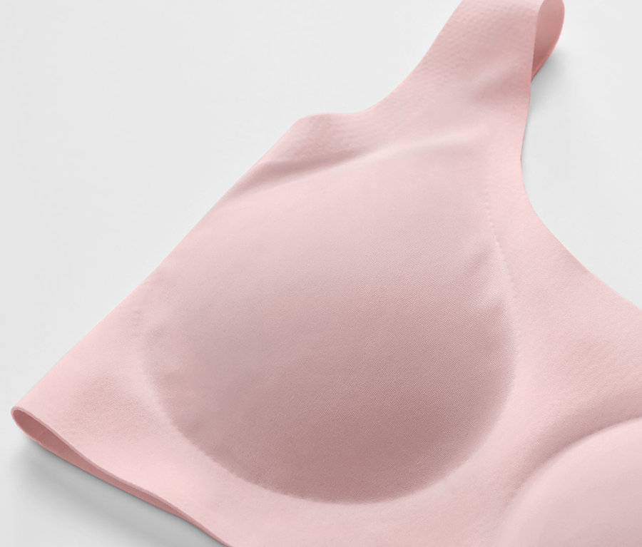 Egy rózsaszín »bonded« kényelmes bustier melltartó részlete.