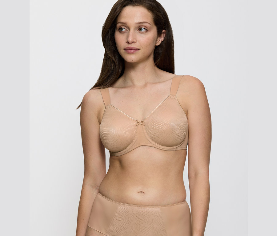 Nő visel egy testszínű Triumph Essential »Minimizer W X« melltartót.