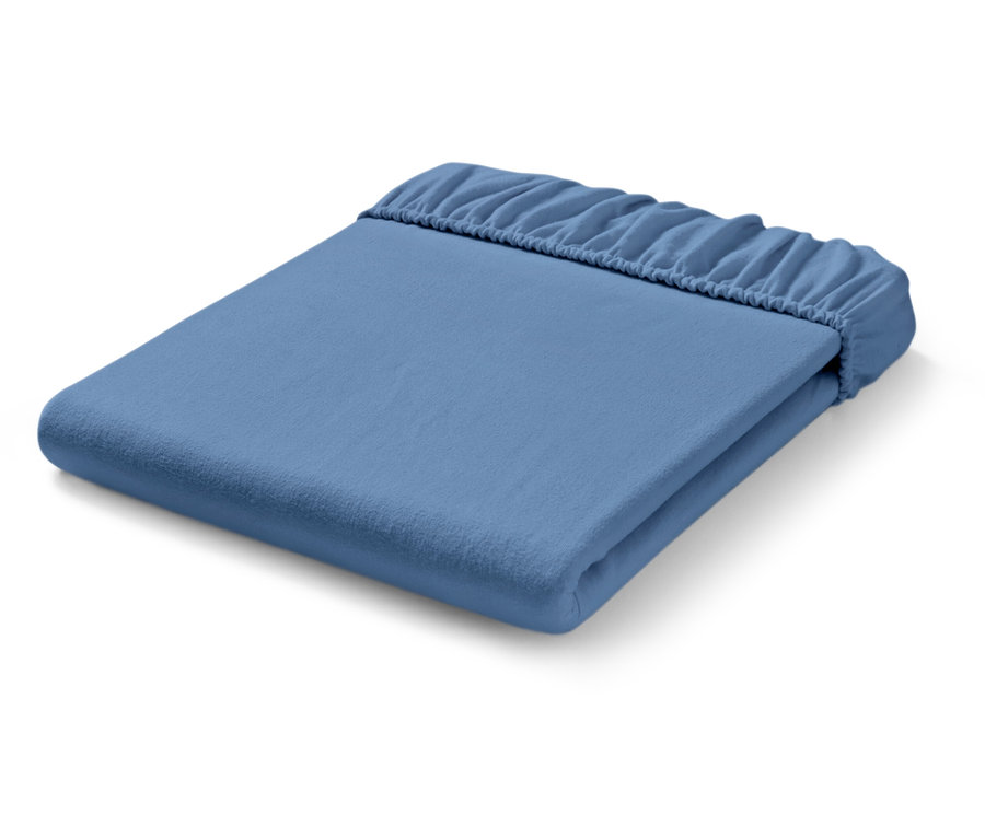 Összehajtott világoskék gumis lepedő rugalmas sarkokkal.