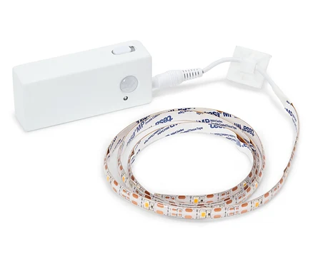 Fehér LED szalag vezérlővel és tápkábellel.