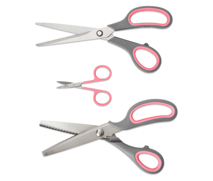 Textil ollókészlet fehér háttérrel.