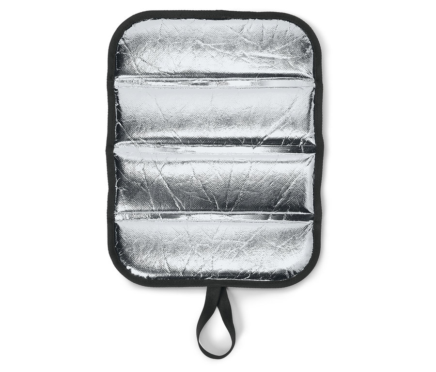 Ezüst színű alátét fekete szegéllyel és akasztóval.