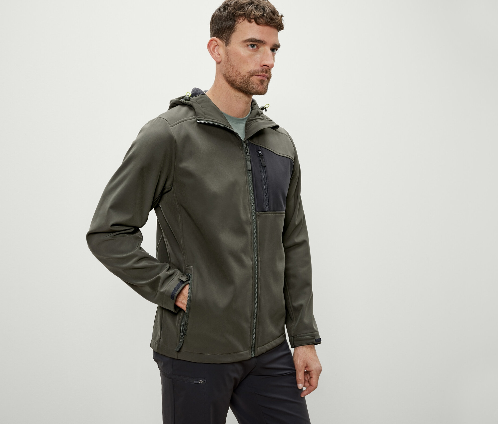 Férfi khaki softshell dzsekiben.