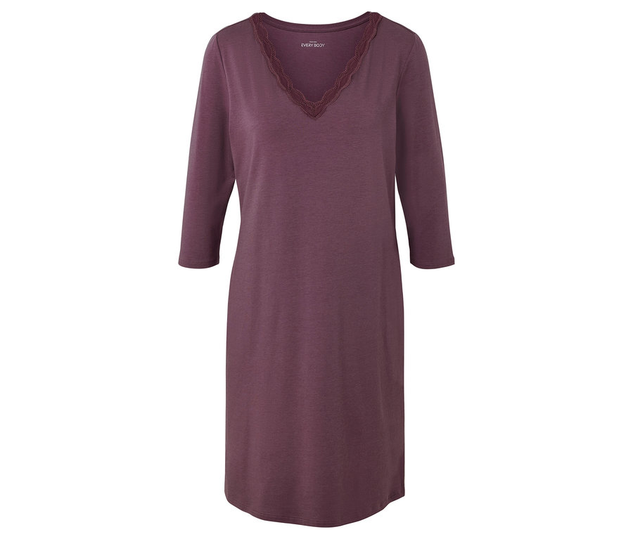 Egy padlizsánlila színű, háromnegyedes ujjú hálóing csipkével díszített V-nyakkivágással.