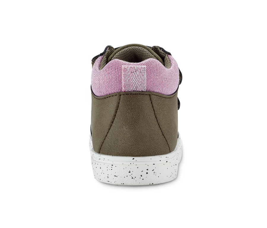 Egy khaki színű, magas szárú kislány sneaker cipő részlete, barna felsőrésszel, rózsaszín szegéllyel és fehér, pöttyös talppal.
