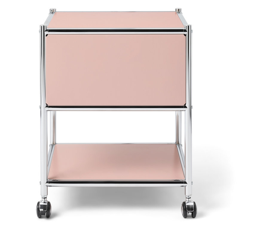 Kétrétegű asztal rózsaszín polcokkal és krómozott vázzal fehér háttér előtt.