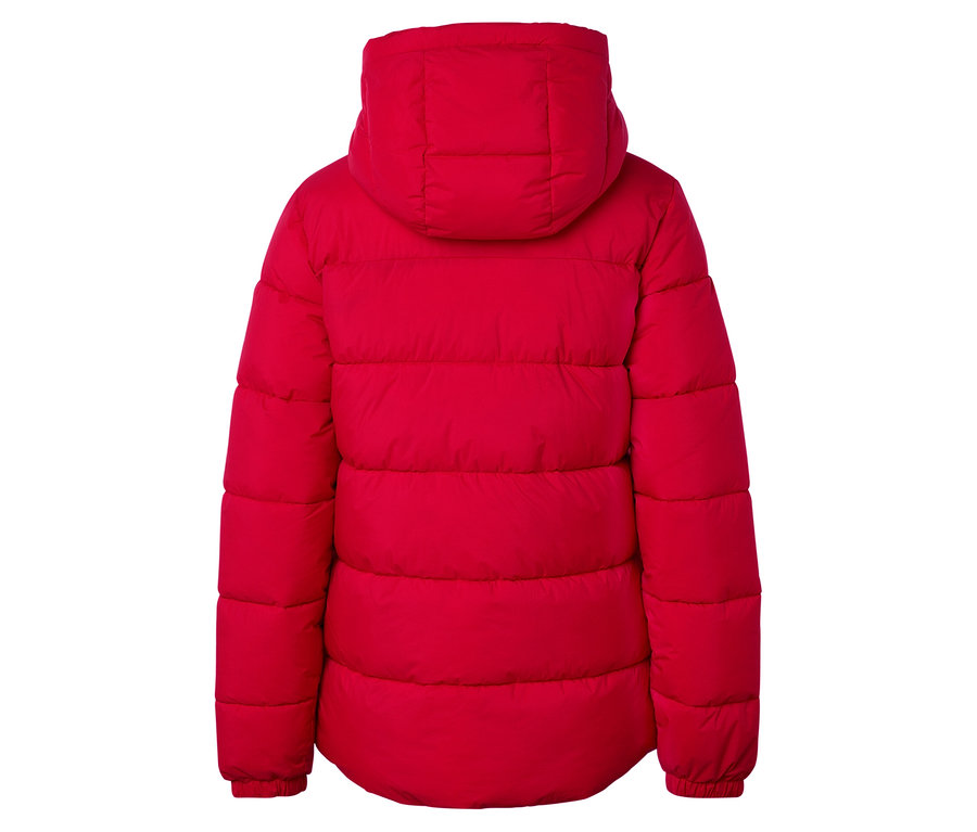 Hátulnézet egy piros, kapucnis tollkabátról.