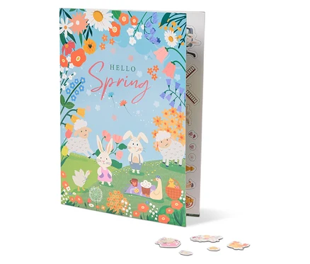 Egy "Hello Spring" című könyv illusztrációja birkákkal, nyulakkal, virágokkal és egy pikniktakaróval.
