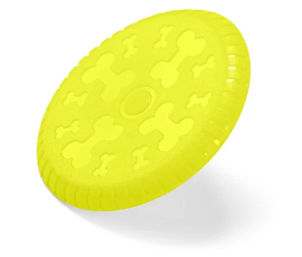 Sárga kutyás frizbi csont dombornyomással fehér háttérrel.