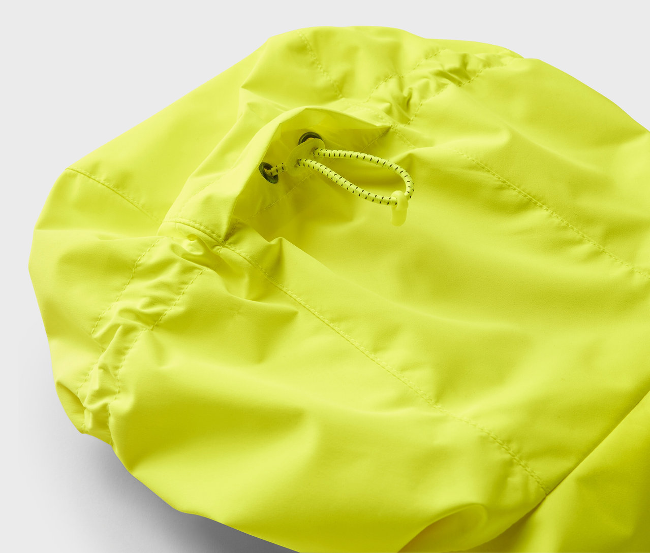 Sárga dzseki részlete zsinórral.