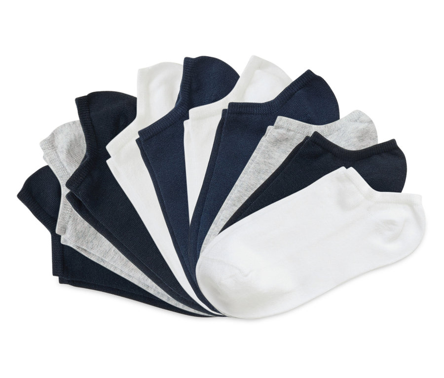 Szürke, fehér és sötétkék színű zoknik legyezőszerűen elrendezve.