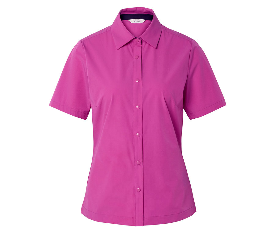 Rózsaszín, rövid ujjú ing fehér háttér előtt.