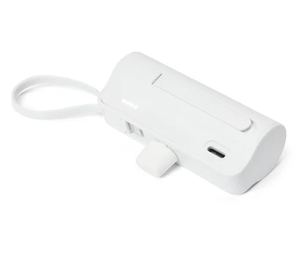 Egy fehér, téglalap alakú akkumulátorcsomag beépített USB-C porttal és hurokkal fekszik egy fehér háttéren.