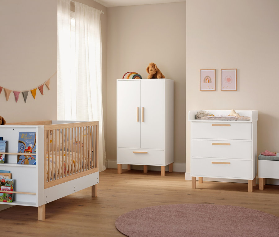 Gyerekszoba fehér szekrénnyel, pelenkázó komóddal, könyvesággyal és rózsaszín »Charme« szőnyeggel, kb. 160 cm.