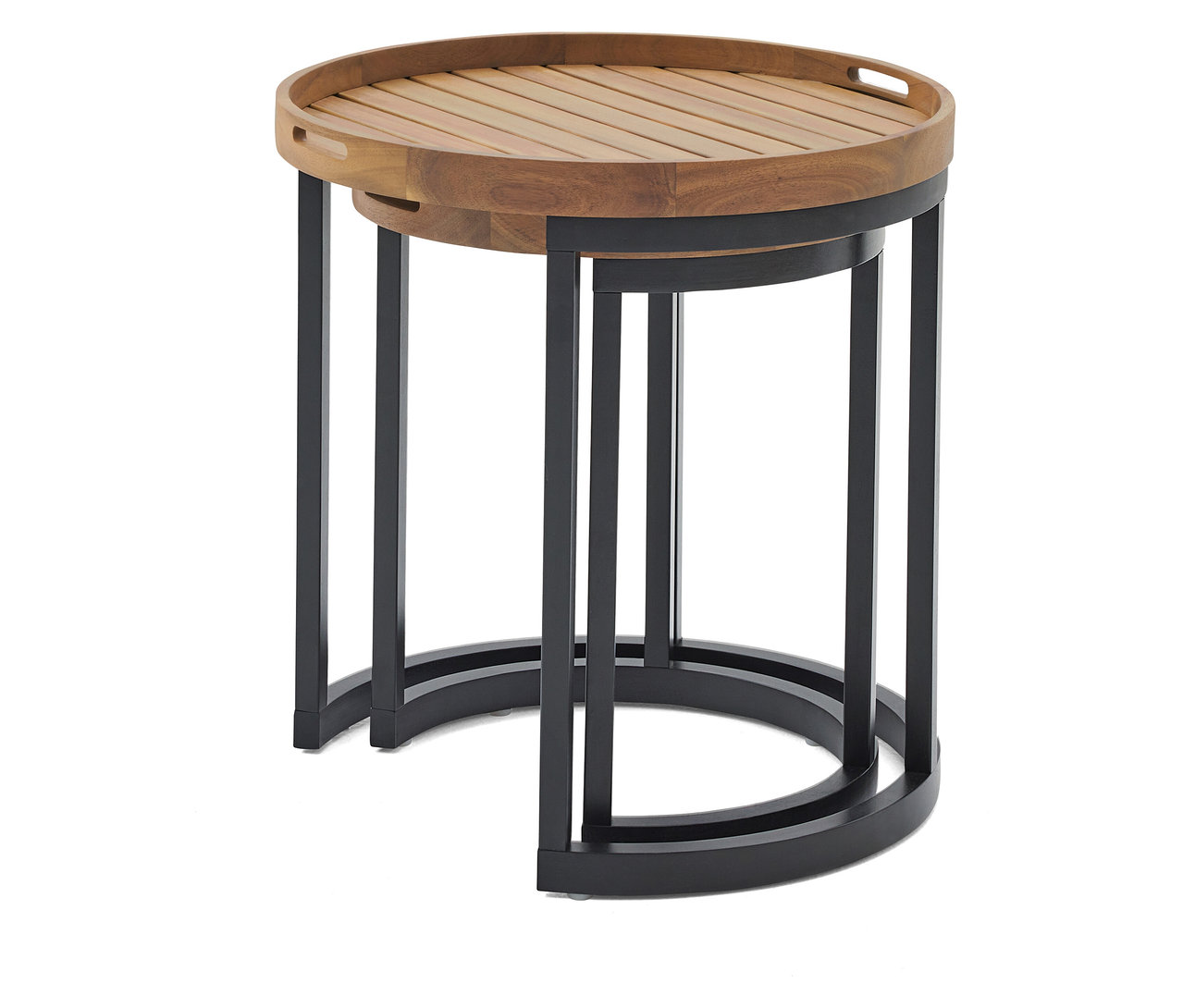 Két kerek fa lerakóasztal fekete fém lábakkal egymásba ágyazva áll fehér háttér előtt.