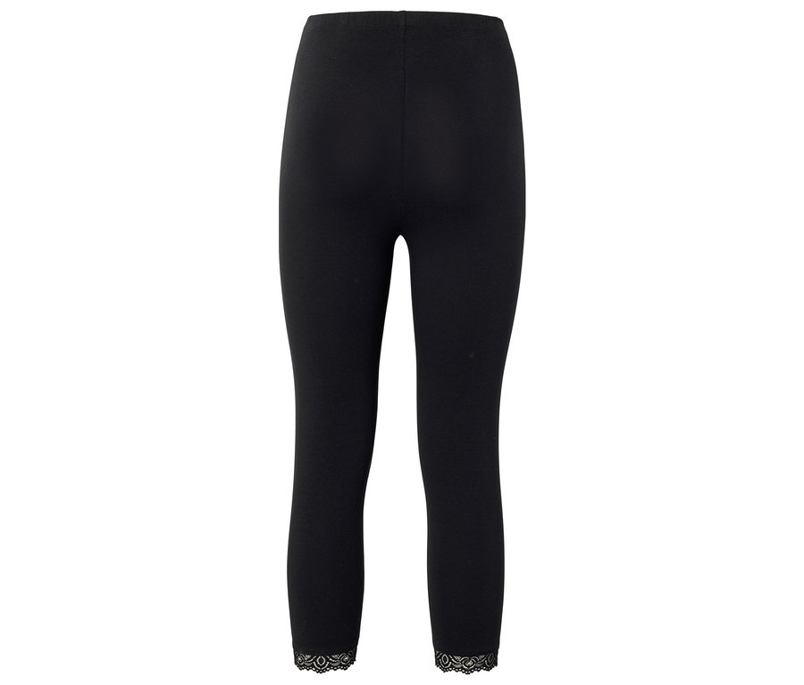 Fekete leggings csipkés szegéllyel a lábszár alján.