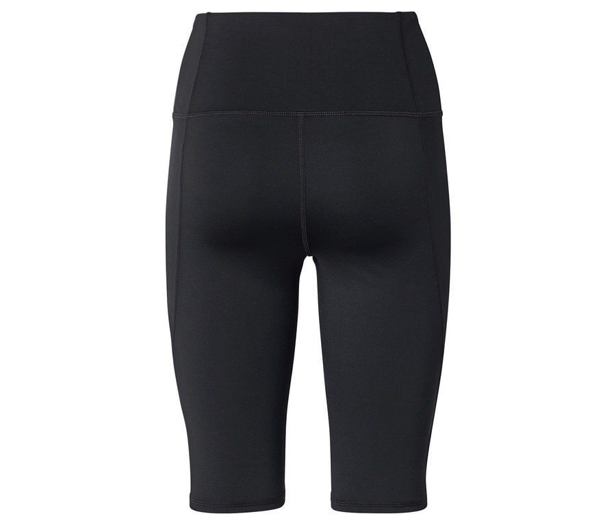 Hátulnézet egy fekete, testhezálló sport rövidnadrágról.