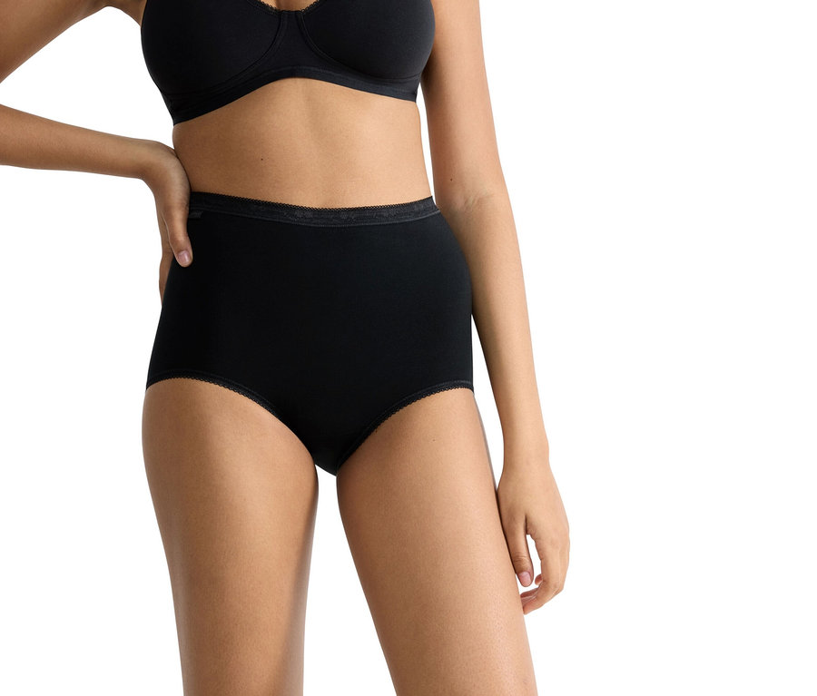 Nő fekete melltartót és magas derekú bugyit visel.