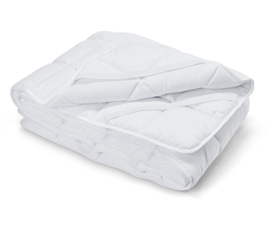 Egy összehajtott, vattázott matracvédő (90 x 200 cm) fekszik egy fehér háttéren.