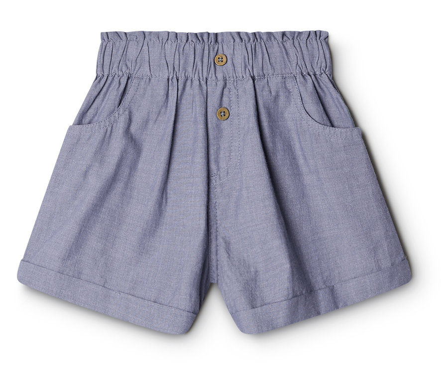 Világoskék paperbag rövidnadrág gyerekeknek, gumírozott derékkal, két fa gombbal és felhajtott szegéllyel.