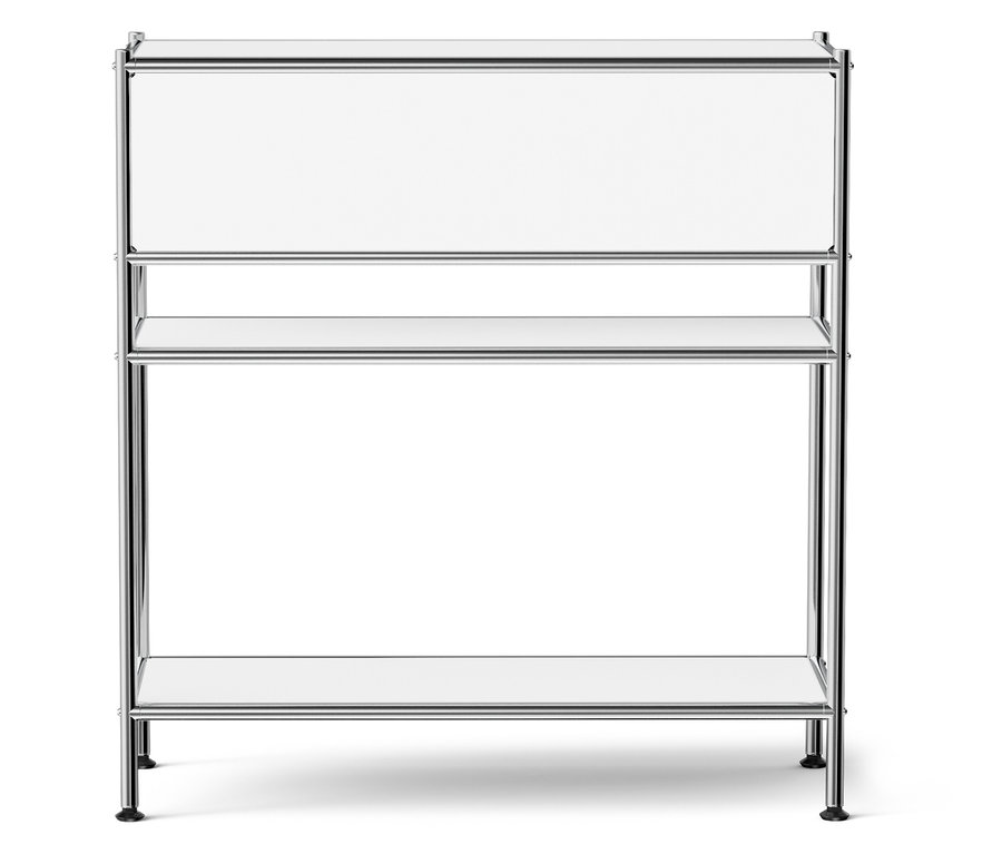 Üres, háromszintes, ezüstszínű polc áll fehér háttér előtt.