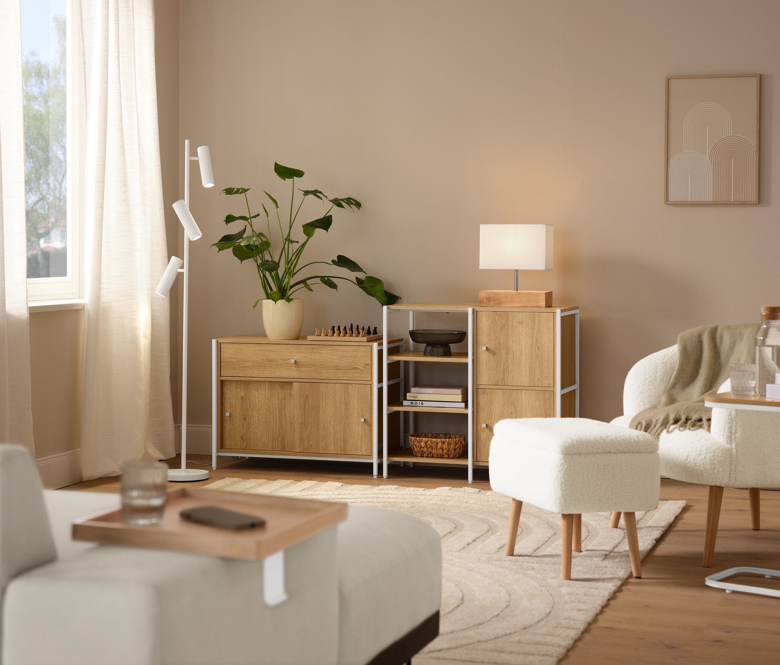 Lakberendezési jelenet bézs »Cosmo« szőnyeggel, buklé fotellel, fa lábakkal és LED-es asztali lámpával, fa talppal.