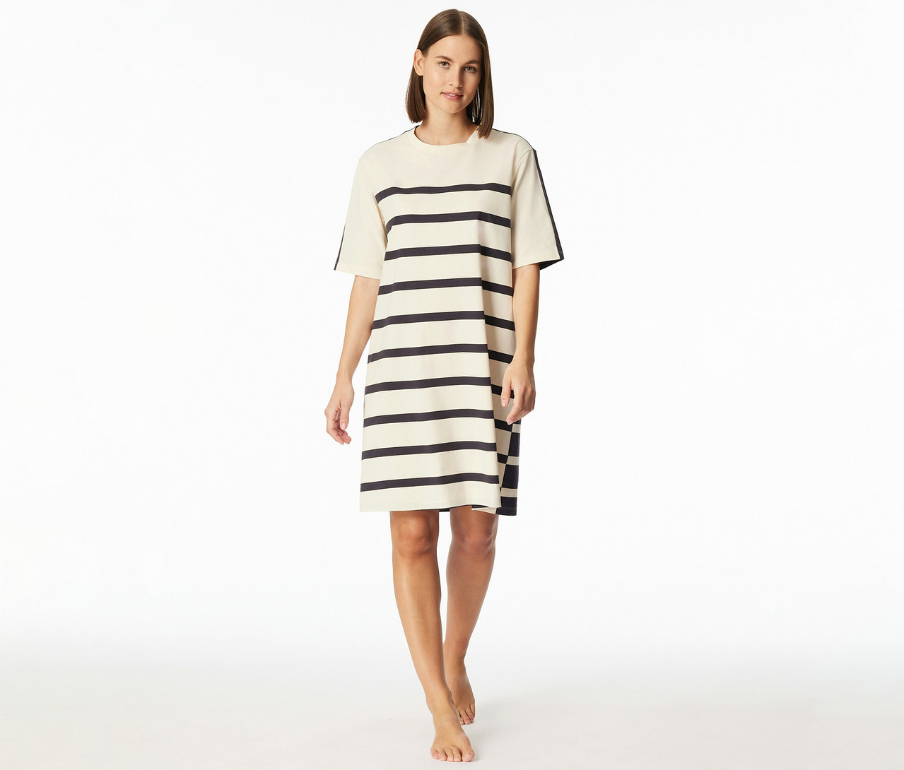 Csíkos, rövid ujjú SCHIESSER hálóinget viselő nő.