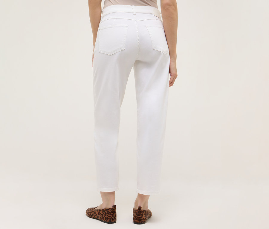 Hátulnézet egy fehér Angels Denim »Evy Cool« O alakú farmernadrágot és barna, állatmintás cipőt viselő nőről.