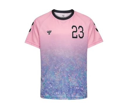 Rózsaszín és lila hummel® HMLJR Shimmer T-Shirt S/S geometrikus mintával. A felső része rózsaszín, amely csillogó lila és kék mintázatba megy át. Fekete gallérral, Hummel logóval és a 23-as számmal az elején.