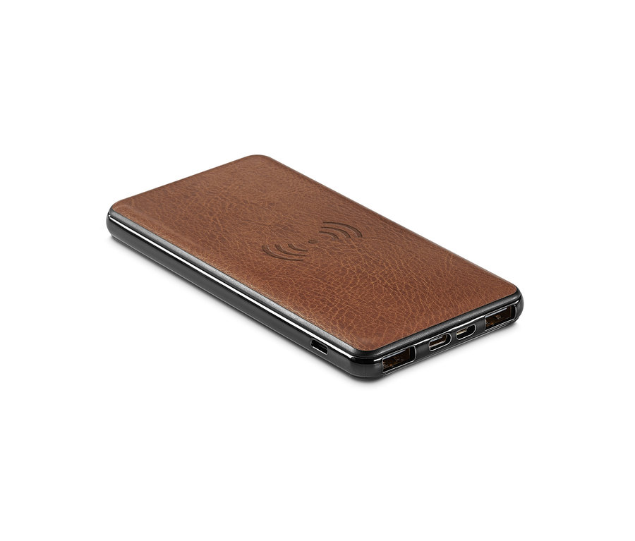 Egy barna, vezeték nélküli powerbank és töltő fehér háttérrel.