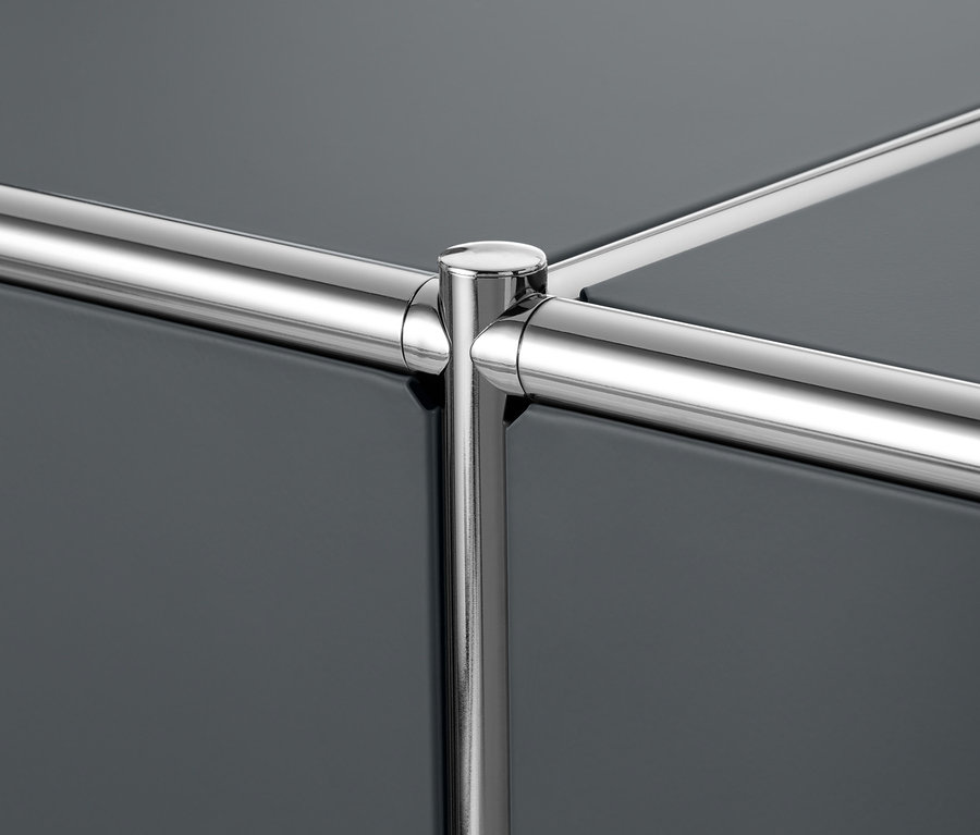 Közelkép egy fém komódról 2 áthelyezhető, lenyíló ajtóval és krómozott vázzal.