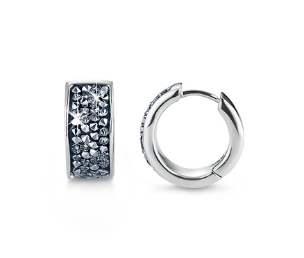 Két Női fülbevaló Swarovski kristályokkal fekszik egy fehér háttéren.