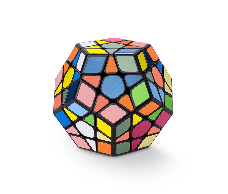 Egy színes Polygon Rubik-kocka fehér háttéren.