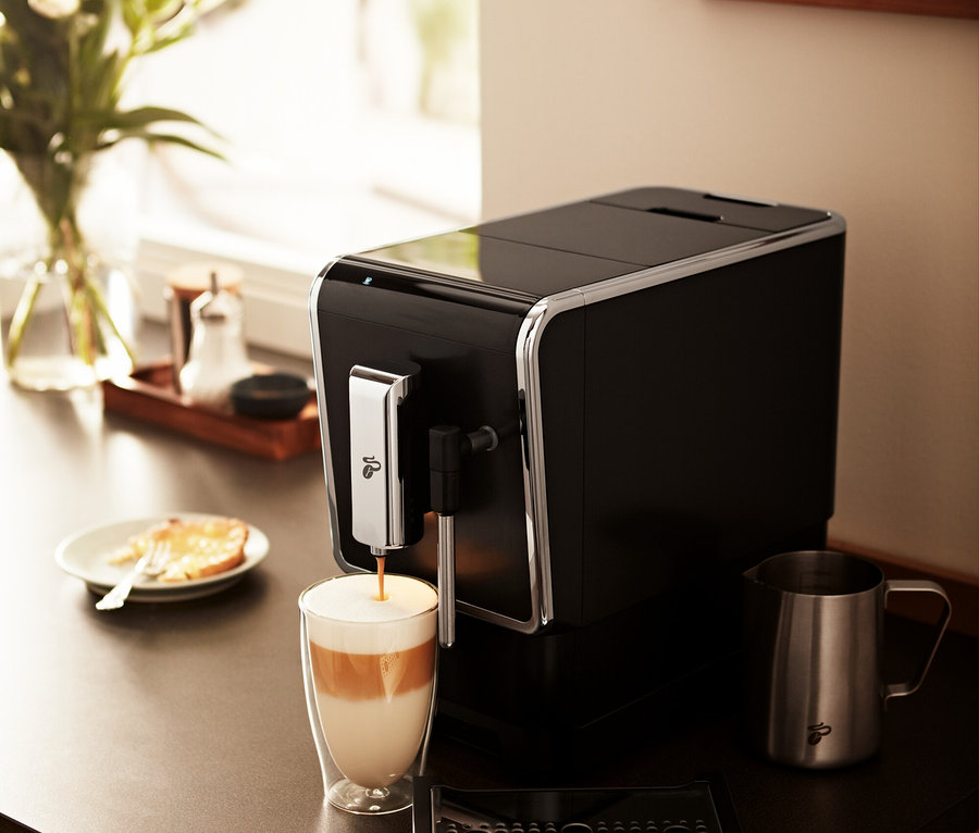 A Tchibo »Esperto Latte« automata kávéfőző italt készít egy pohárba.