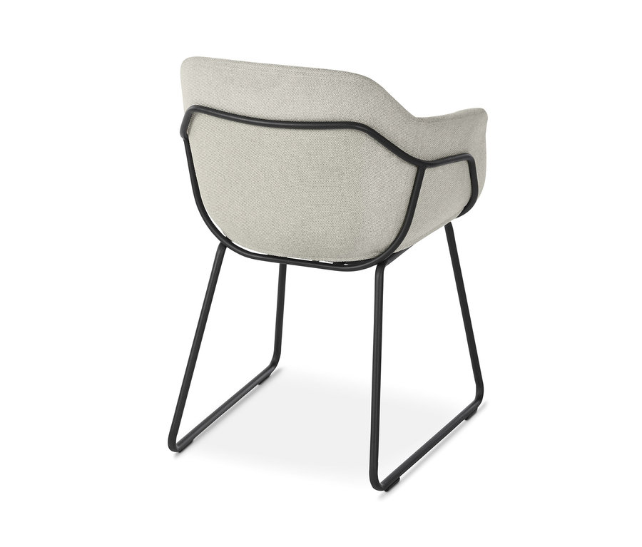 Bézs kárpitozott kagylószék fémlábakkal.