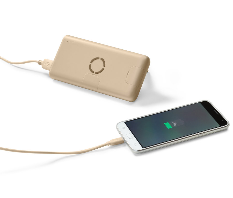 Egy bézs színű, vezeték nélküli powerbank tölt egy telefont.