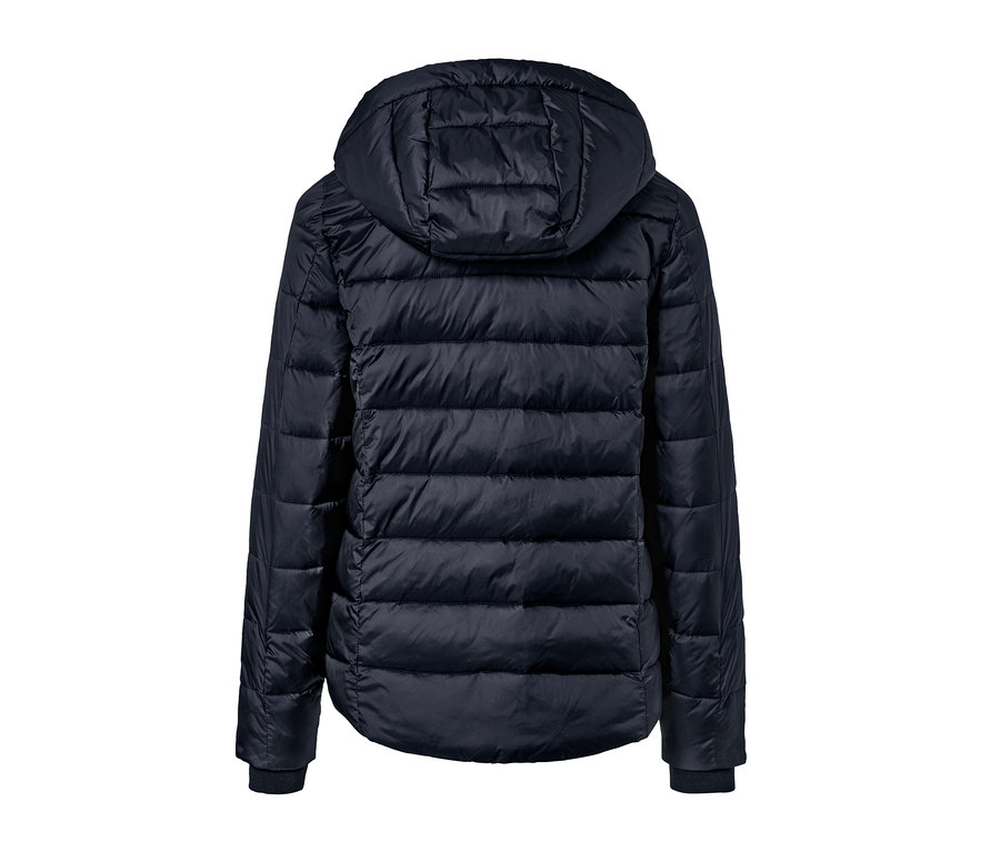 Hátulról látható sötétkék, kapucnis steppelt női kabát.