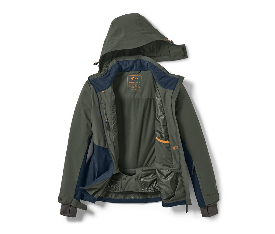 Nyitott khaki síkabát kapucnival.