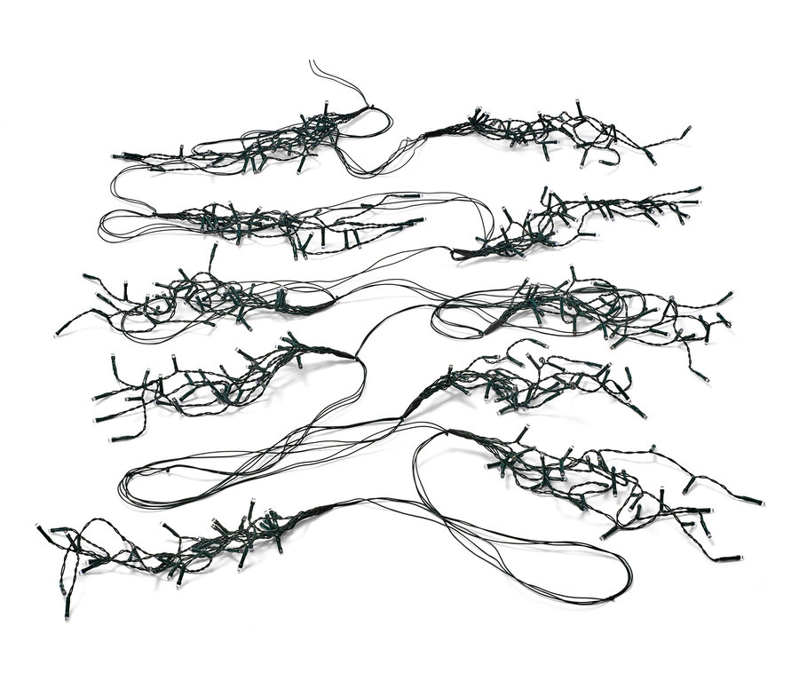 Több LED-es égősor, inda formájában, fehér háttéren.