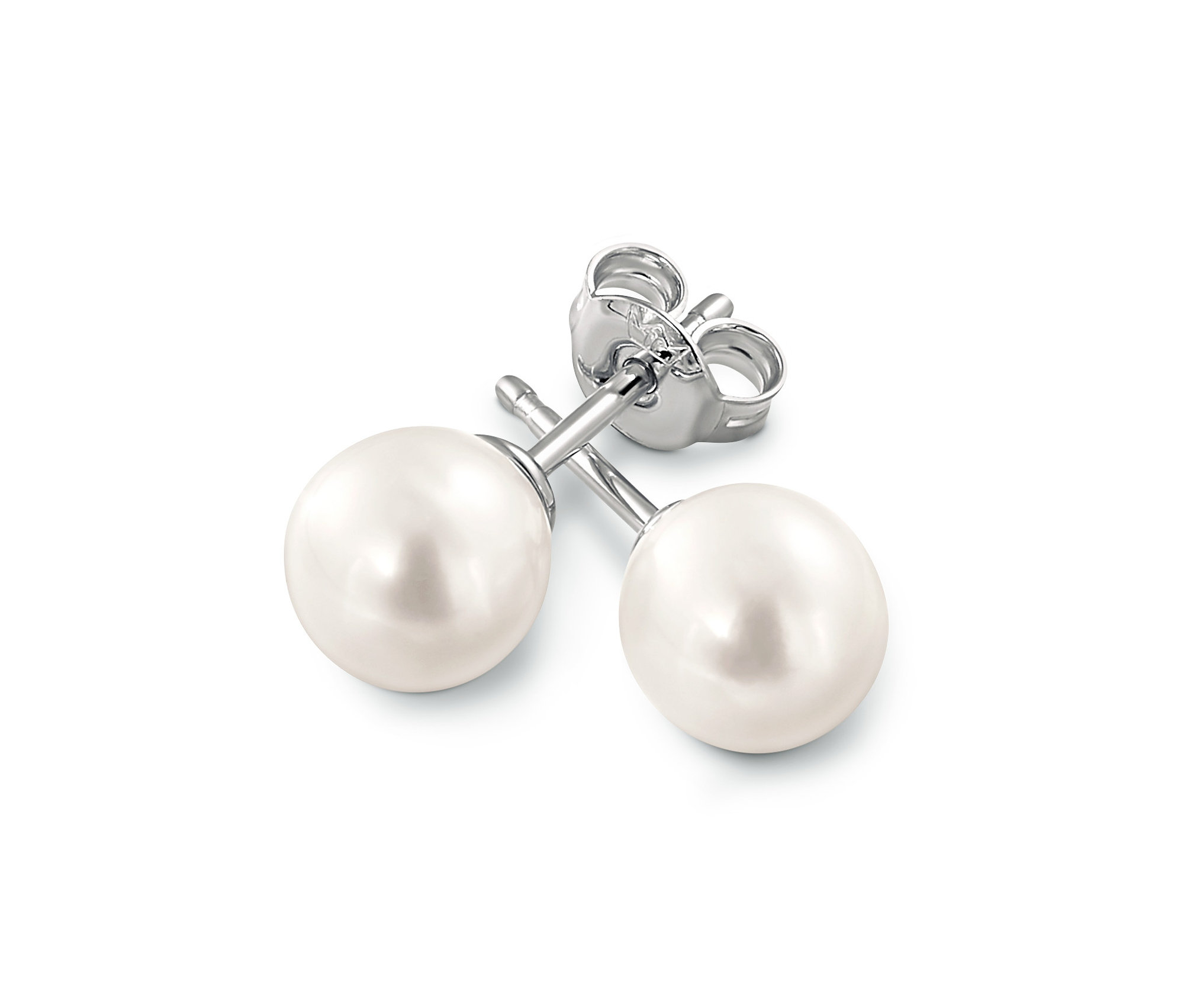 Két ezüst fülbevaló tenyésztett gyöngyökkel.