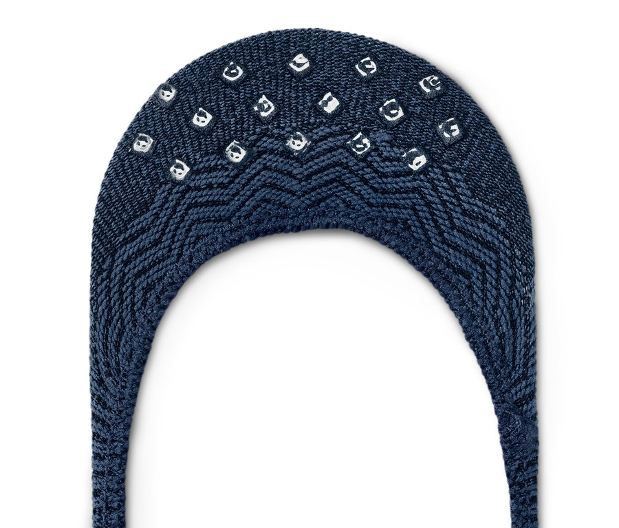 Egyetlen sötétkék titokzokni közeli képe a 2 pár női titokzokni szettből; geometrikus mintával és apró fehér részletekkel.