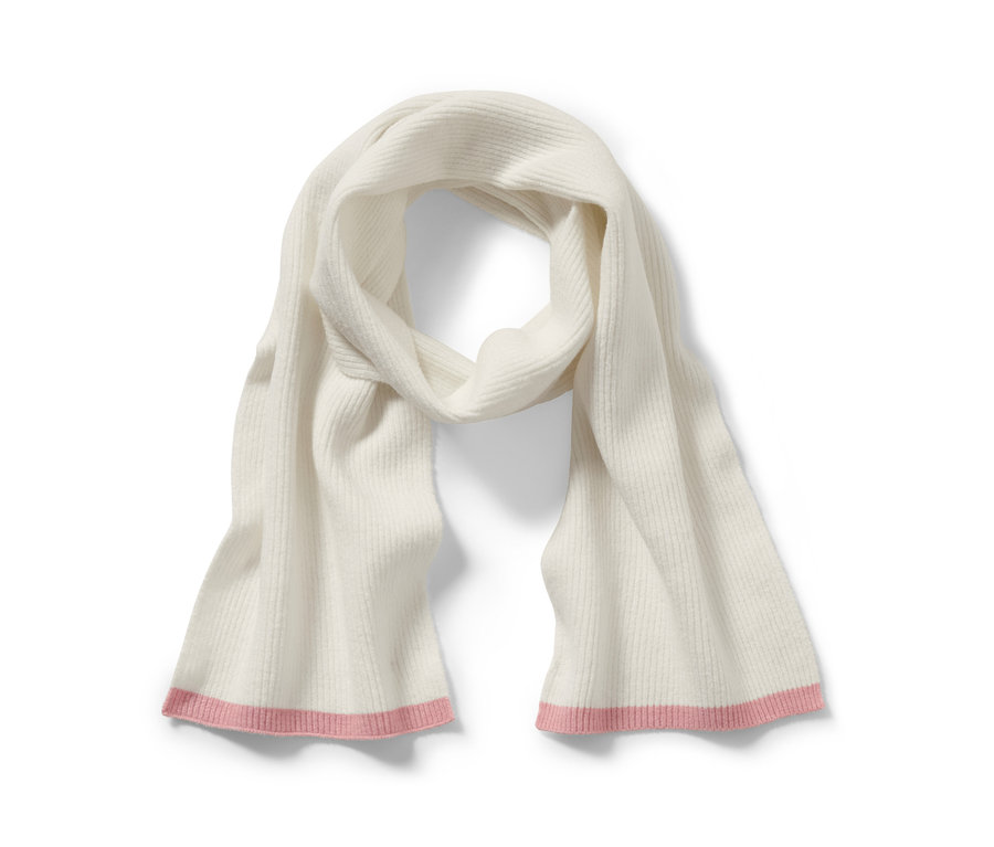 Egy krémszínű kötött sál rózsaszín végekkel.