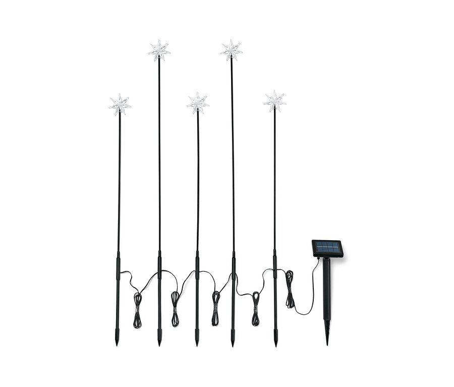 Öt napelemes lámpanyárs csillagokkal fekete rudakon és egy napelem.